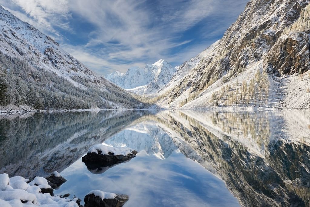 Jäätynyt järvi Siperian kaltaisessa vuoristomaisemassa – ikirouta kätkee 24 000 vuotta vanhoja eliöitä