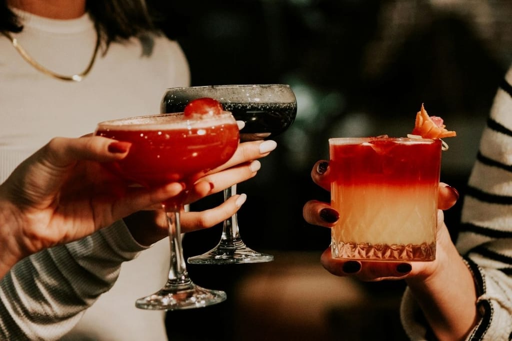 värikkäät cocktailit käsissä baarissa cocktail maximalism trendi 2026