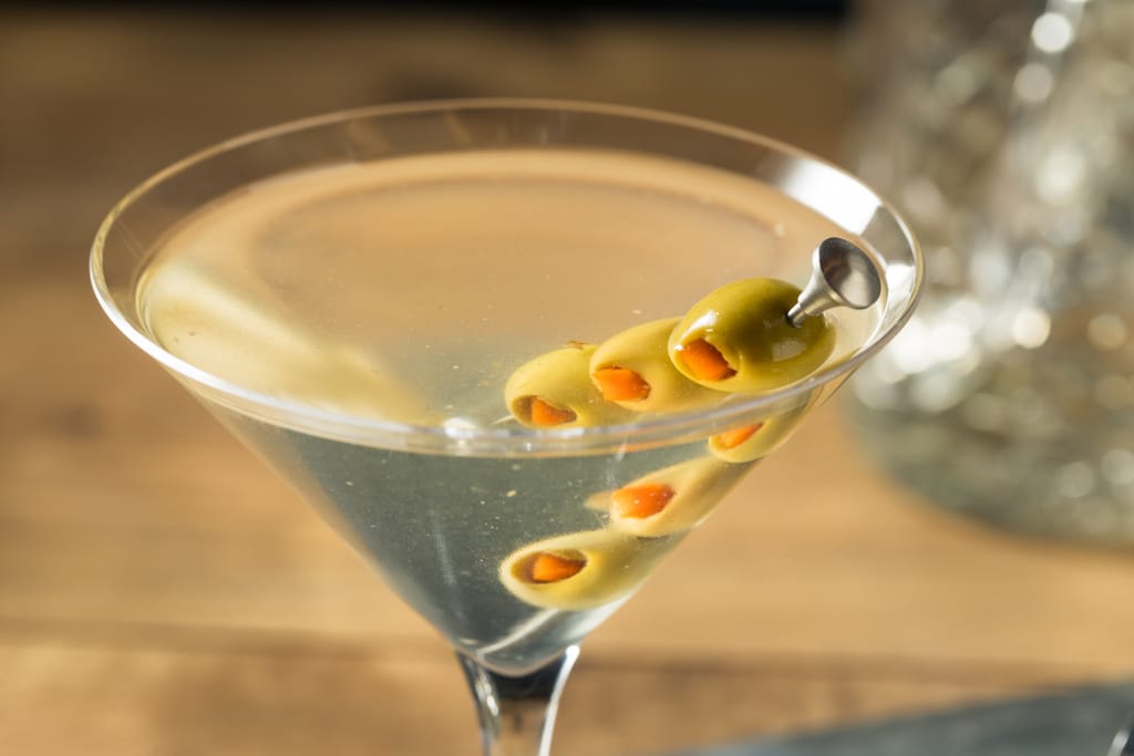 Dirty Martini -drinkki, jossa oliiveja.