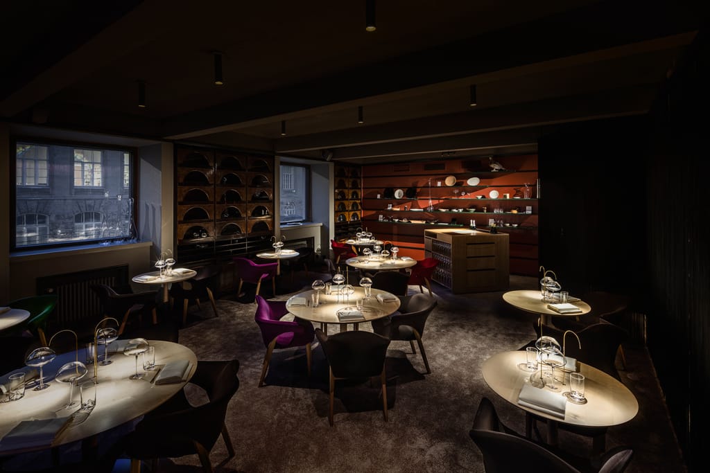 Finnjävel-ravintolan ravintolasali pöytineen ja tuoleineen.