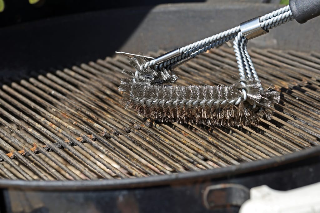 Harja, joka puhdistaa pallogrillin ritilää.