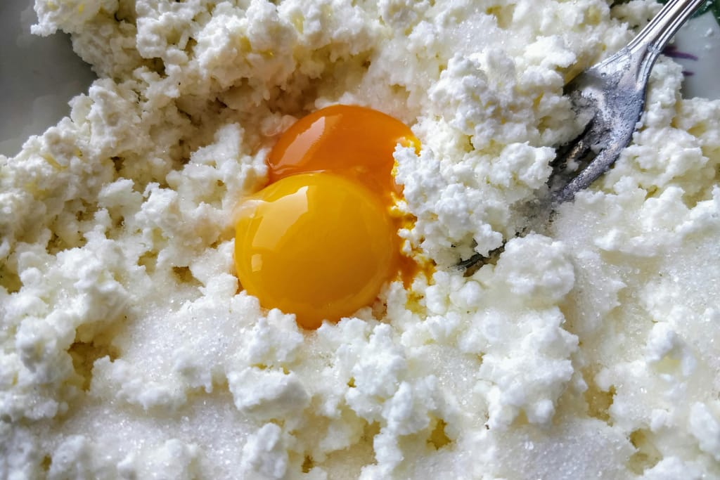 Raejuustoa, jonka sekaan on rikottu kananmunia.