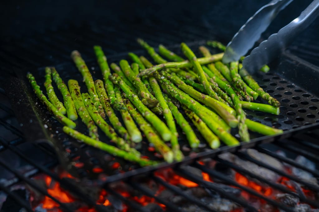 Paljon parsoja grillissä.