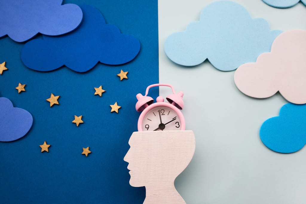 Puinen ihmishahmo ja herätyskello, taustalla yö ja päivä -teema.