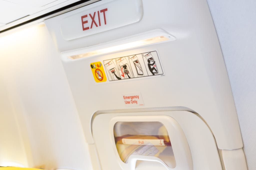 Lentokoneen hätäuloskäyntiovi.