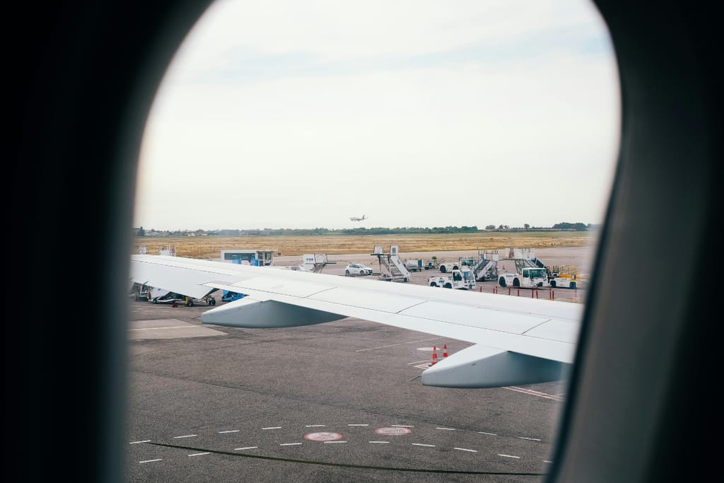 Näkymä lentokoneen ikkunasta kiitoradalle.