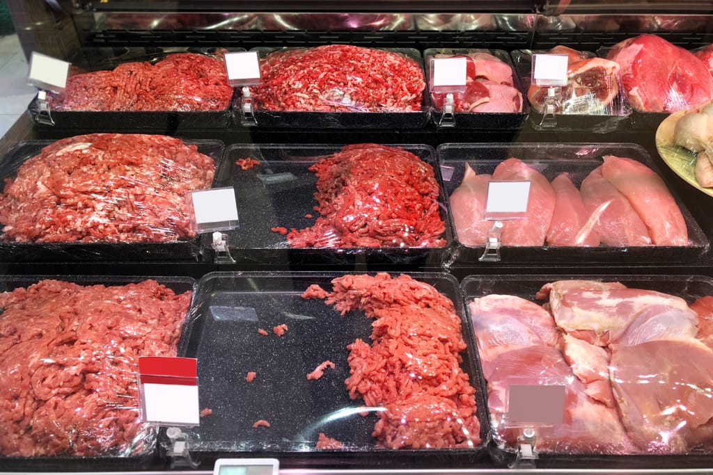 Kaupan lihatiski. Valikoima lihoja.