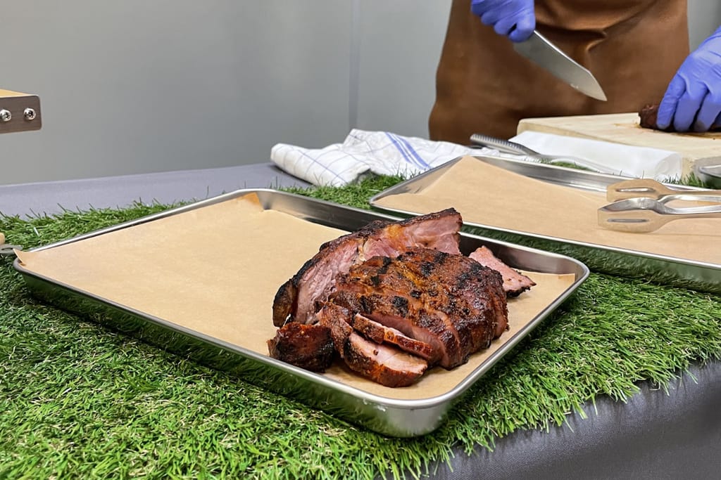 Iso pala lihaa leikattuna astiassa.