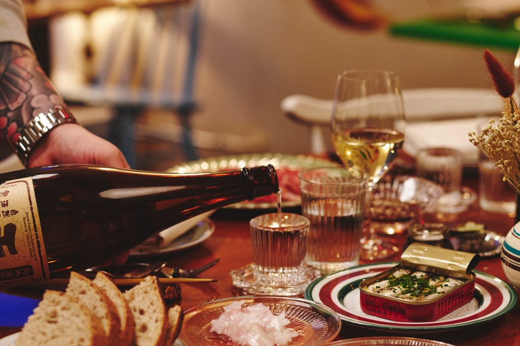 Luovuus kukkii kaaoksesta ravintolan pöytä.