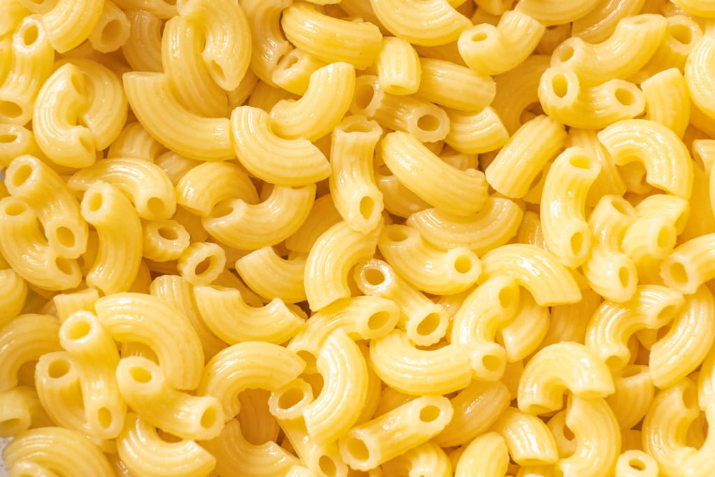 Lähikuva makaroneista kasassa.