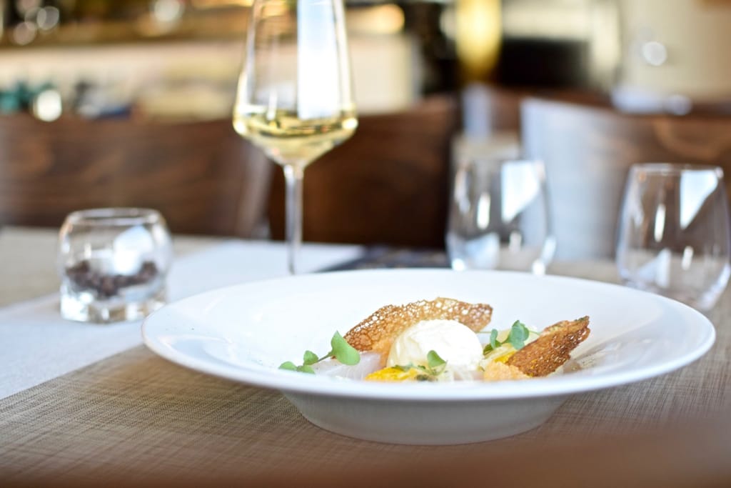 Merimakasiinin jälkiruoka-annos ja lasillinen viiniä.