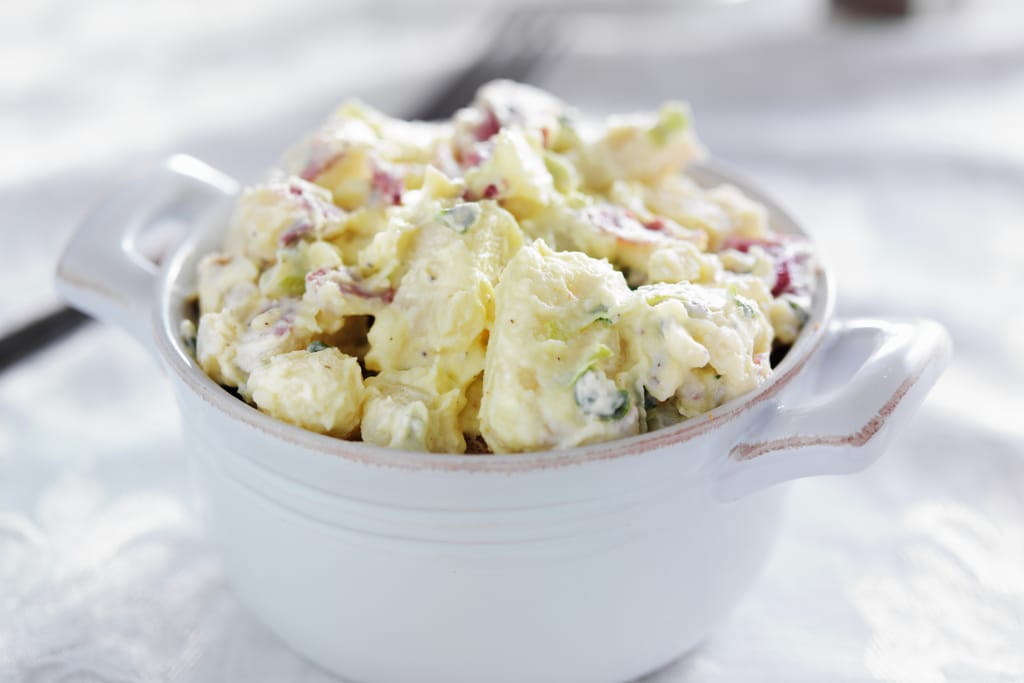 Kulhollinen majoneesipohjaista perunasalaattia.