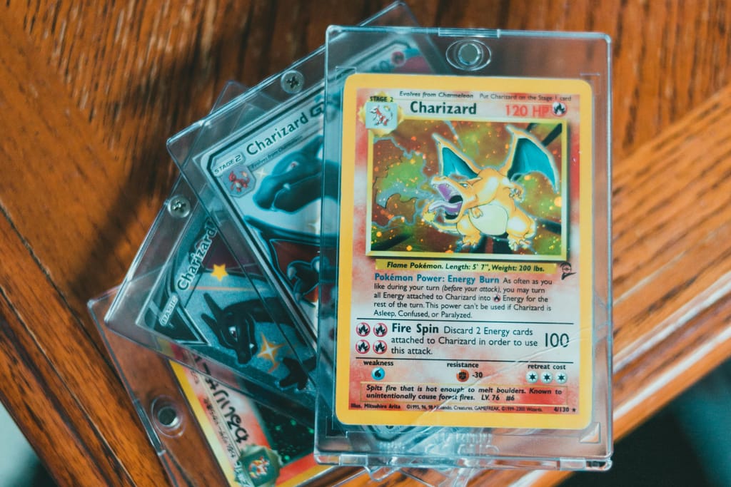 Pokemon kortteja muovisessa kotelossa pöydällä.