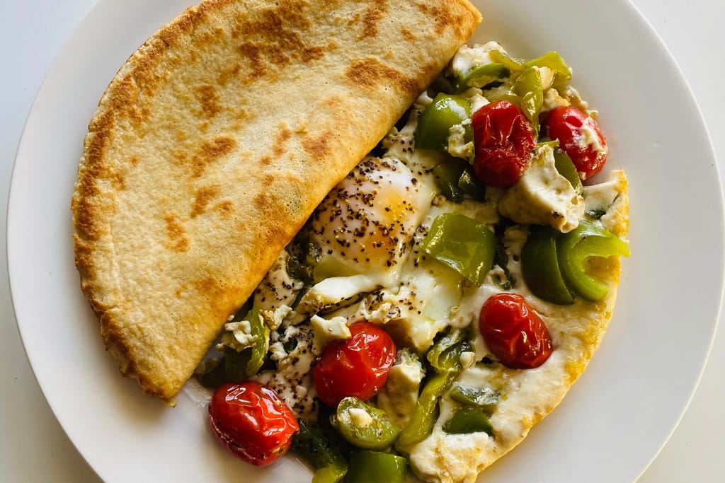 Tortillalettu, jossa täytteenä kasviksia.