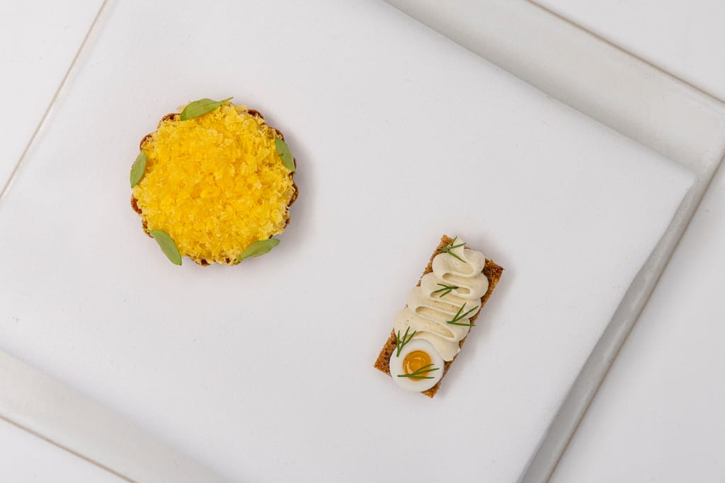 Finnjävel-ravintolan annoksia ylhäältä päin kuvattuna.