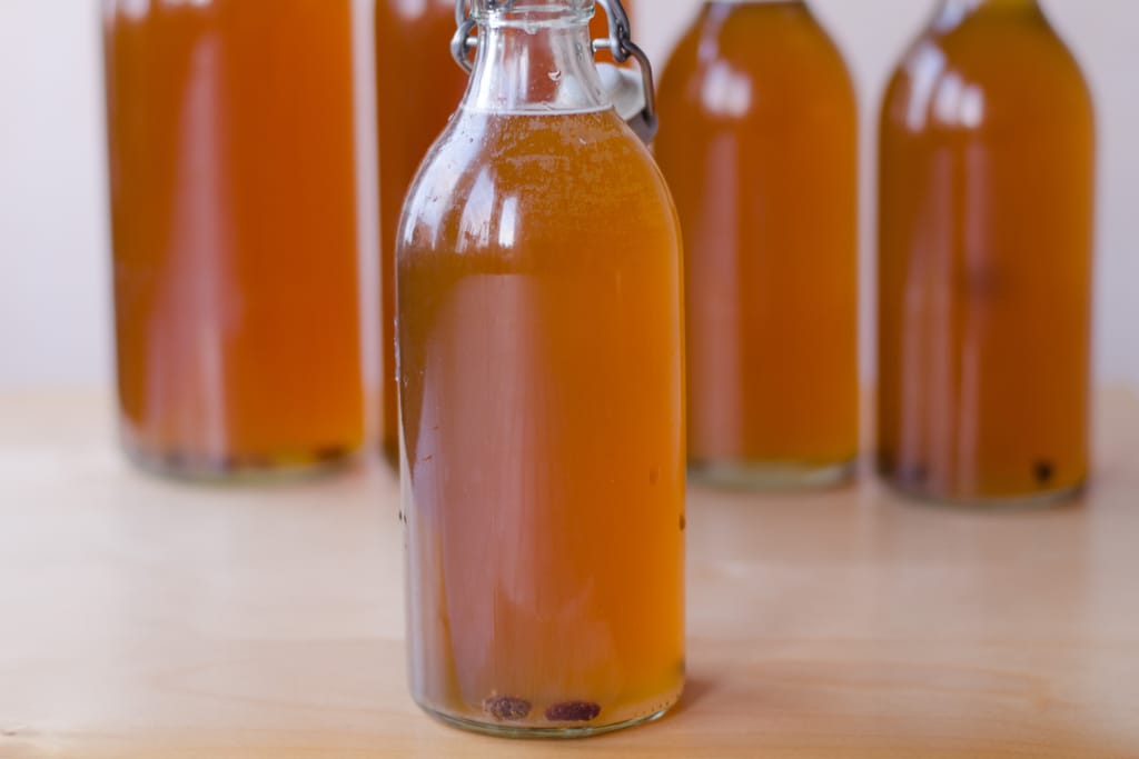 Vierekkäin lasipulloja simaa.