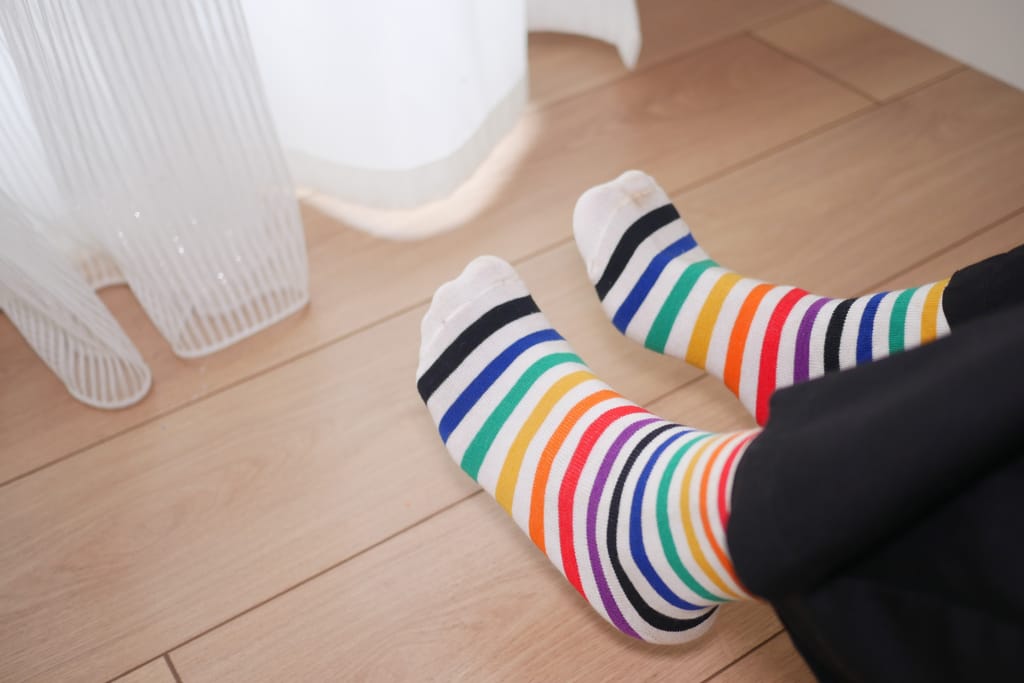 Raidalliset sukat jalassa. 