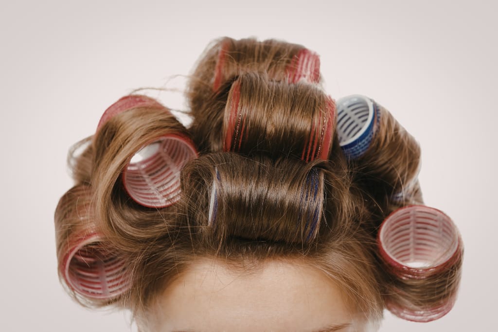 Kuva hiuksista, johon on kääritty papiljontteja.