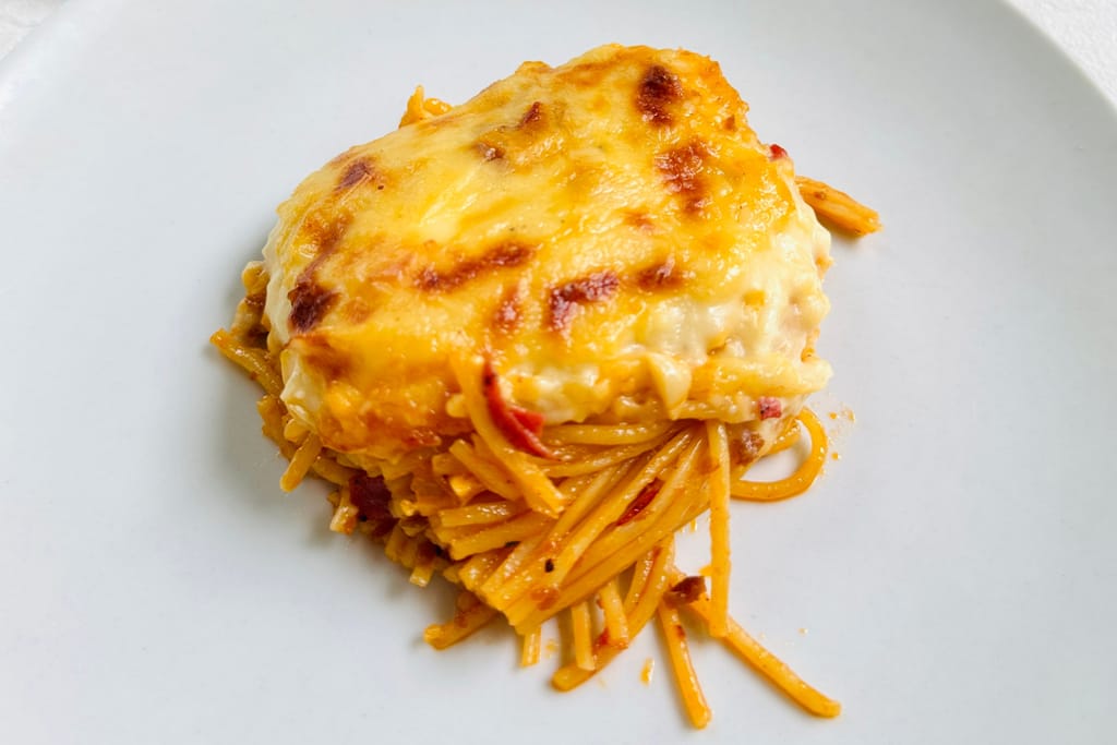 Lautasella annos spagetista valmistettua lasagnea.