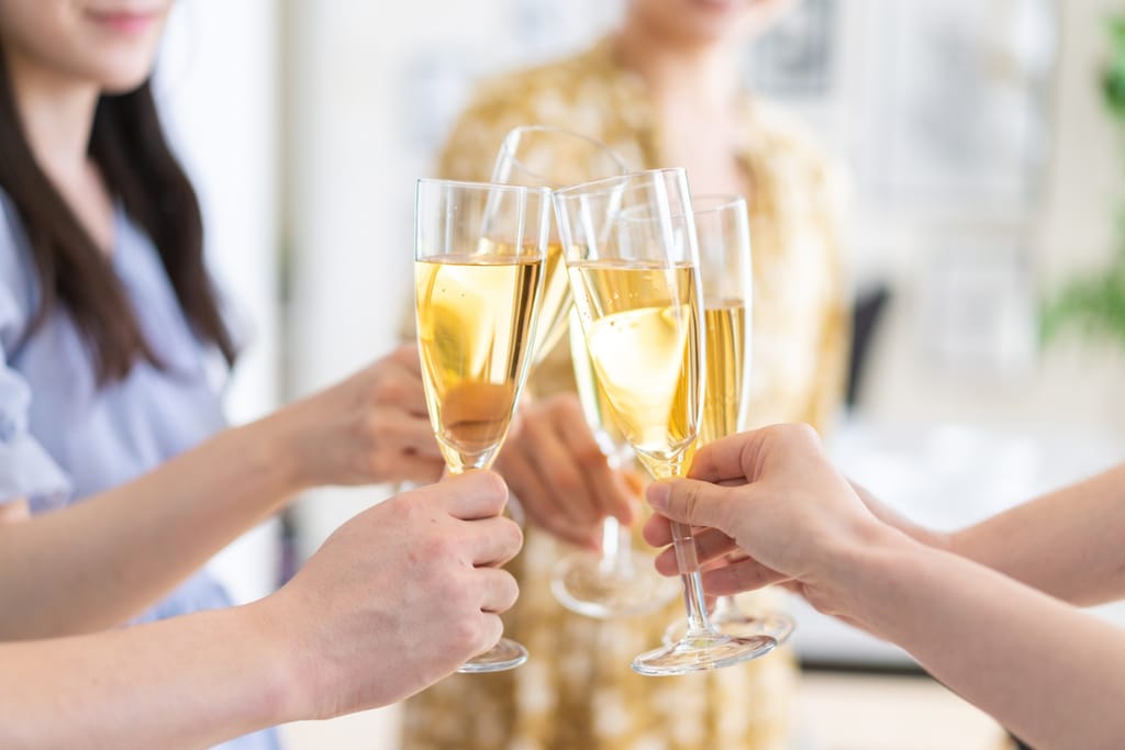 Henkilöt kilistelevät kuohuviineillä.