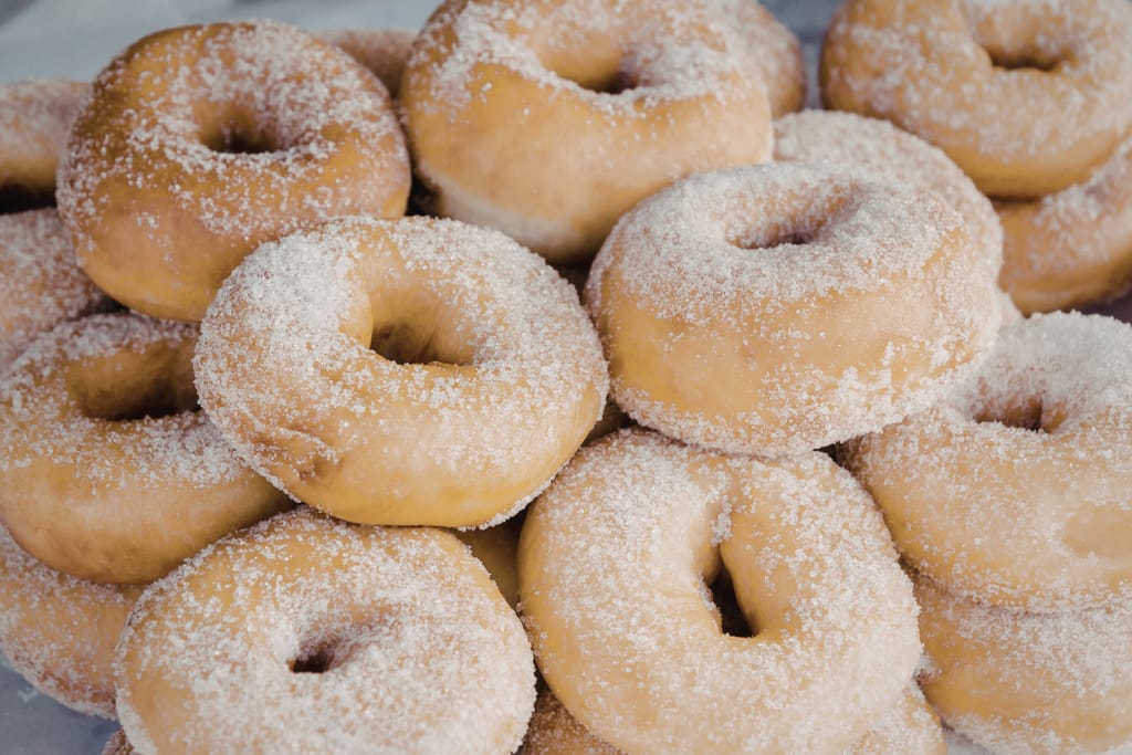 Sokerikuorrutettuja donitseja kasassa.