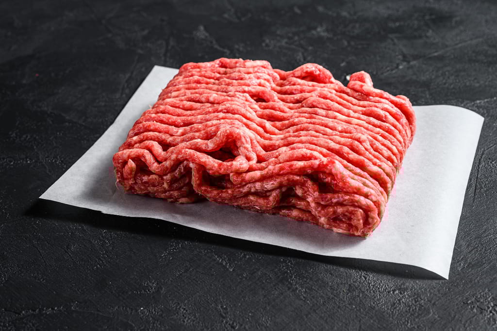 Pala jauhelihaa pöydällä paperin päällä.