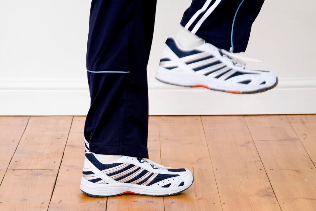 Henkilö seisoo yhdellä jalalla lenkkitossut jalassa.