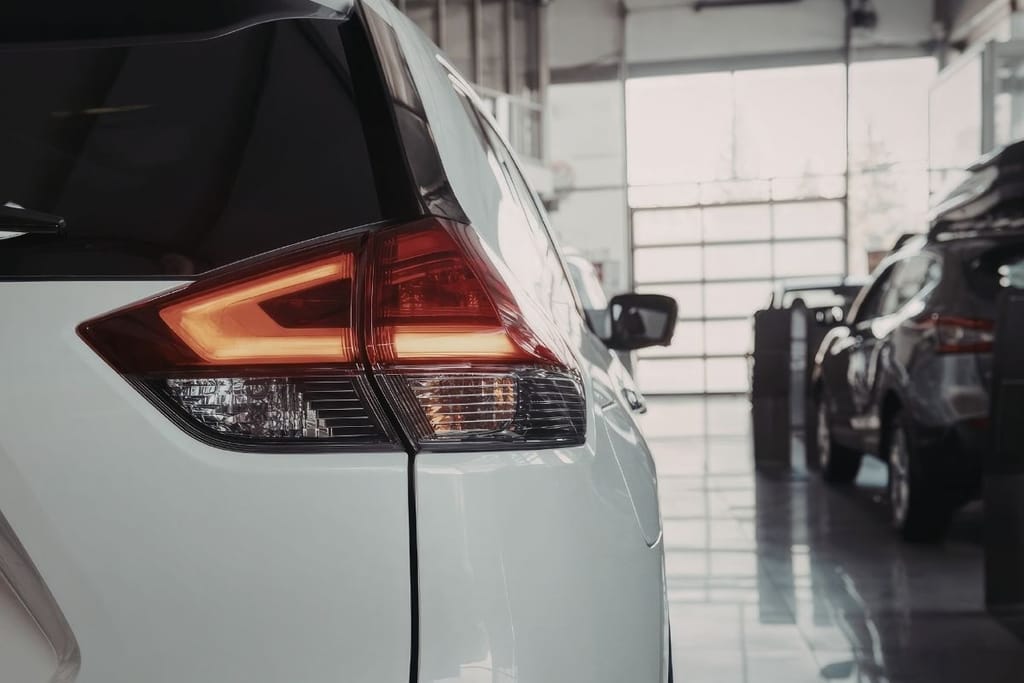 moderni LED-jarruvalo lähikuvassa autoliikkeessä