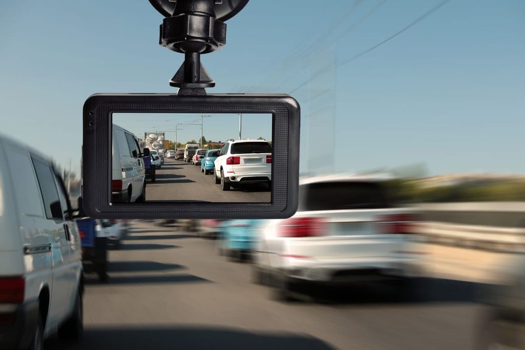 Auton tuulilasiin kiinnitetty dashcam-kamera kuvaa liikennettä moottoritiellä