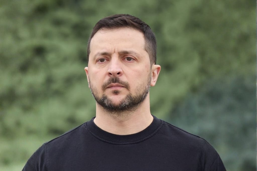 Ukrainan presidentti Volodymyr Zelenskyi vakavailmeisenä mustassa paidassa Kiovassa.