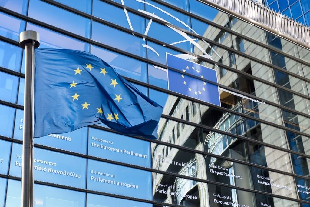 EU parlamentti rakennus Bryssel lemmikkilaki koirat kissat mikrosiru EU sääntely