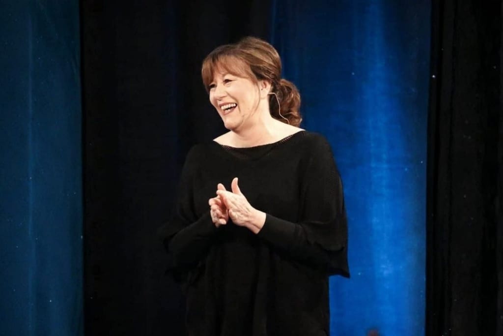 Esther Hicks esiintymässä lavalla seminaarissa