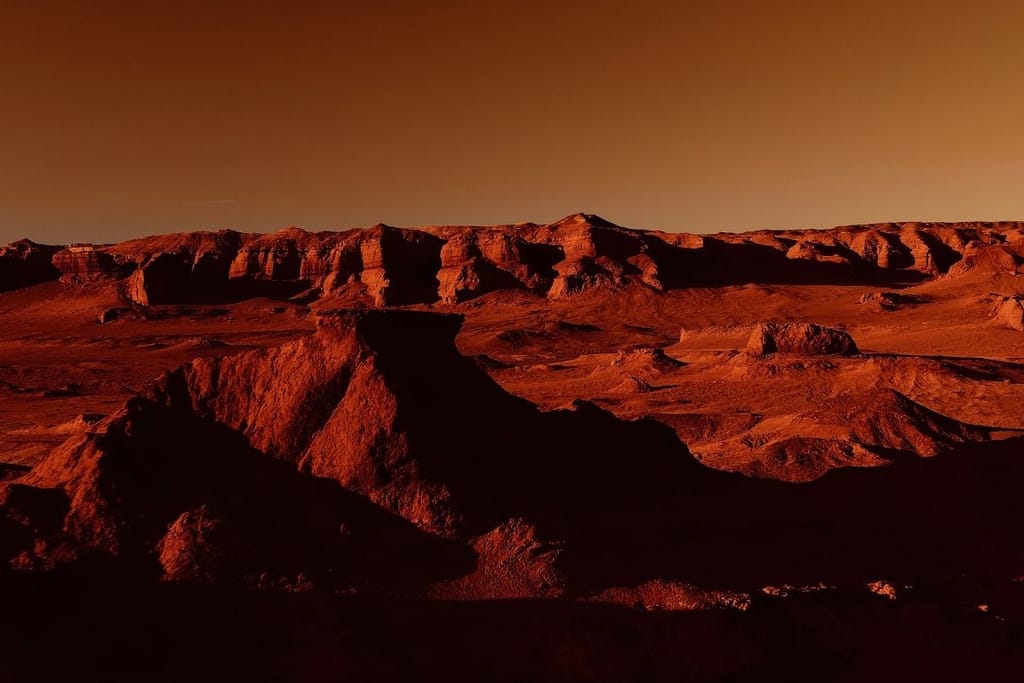 Mars-mönkijä kivikkoisella harjanteella suuren punaisen planeetan edessä