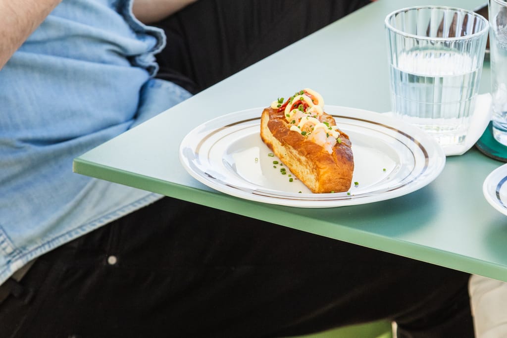 Kuva Fat Tony's ravintolan annoksesta ravintolapöydässä.