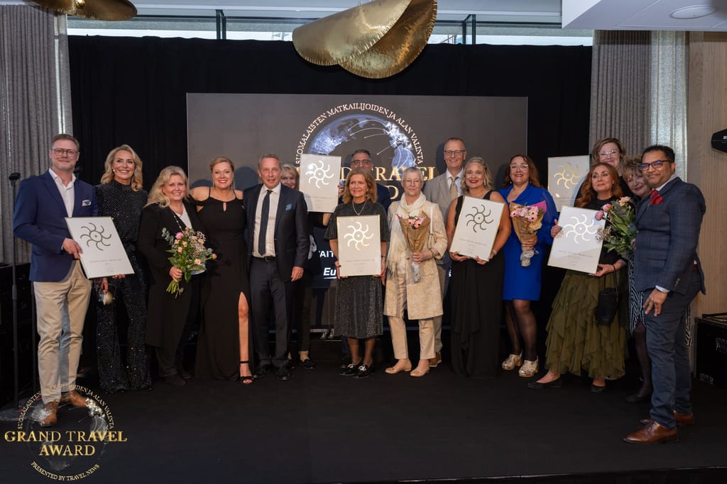 Grand Travel Award Finland 2026 -voittajat poseeraavat palkintojensa kanssa gaalaillassa Helsingissä
