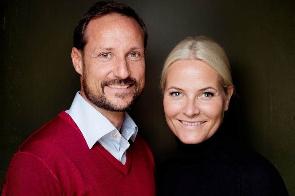 Kruununprinssi Haakon ja kruununprinsessa Mette-Marit hymyilevät yhdessä muotokuvassa — Mette-Maritin keuhkosairaus on käynnistänyt elinluovutusryntäyksen Norjassa