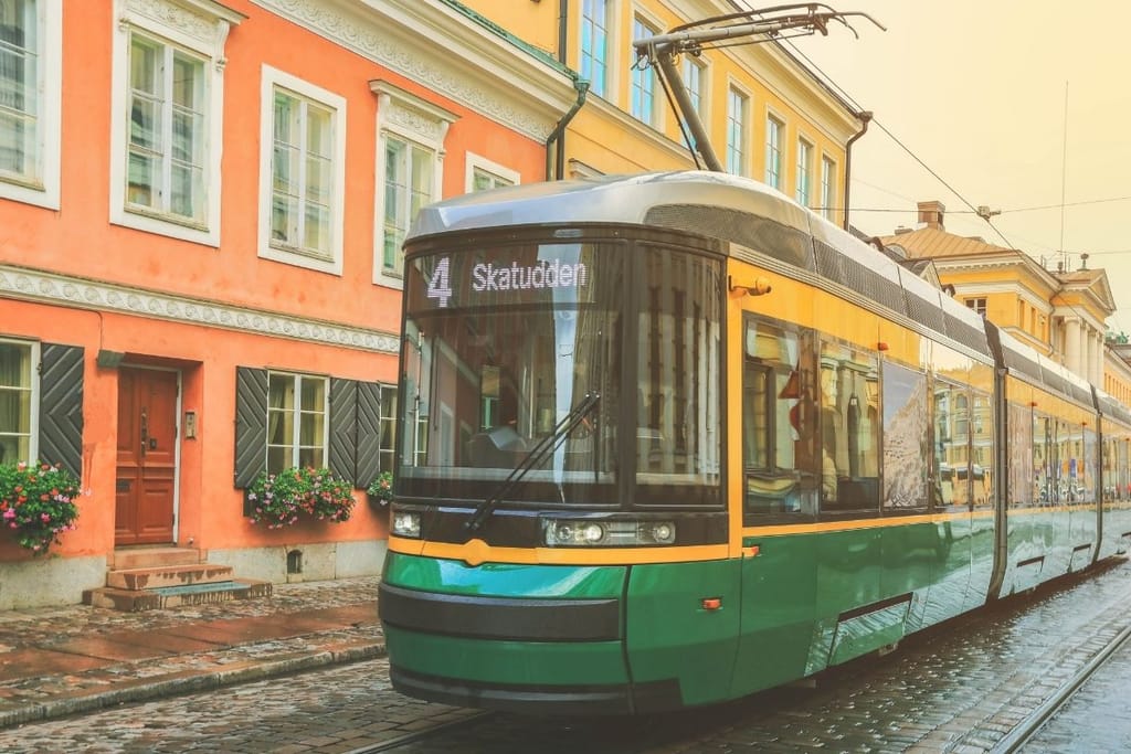 Helsingin ratikka liikennöi keskustassa ennen Runeberginkadun pitkää ratikkakatkoa