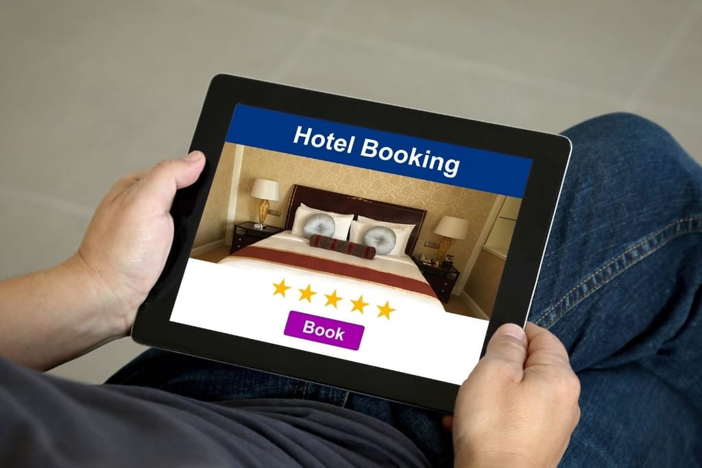 Henkilö pitää tablettia sylissään ja selaa hotellivarausta — viisi tähteä näytöllä ei kerro hotellin todellisesta laadusta kaikkea