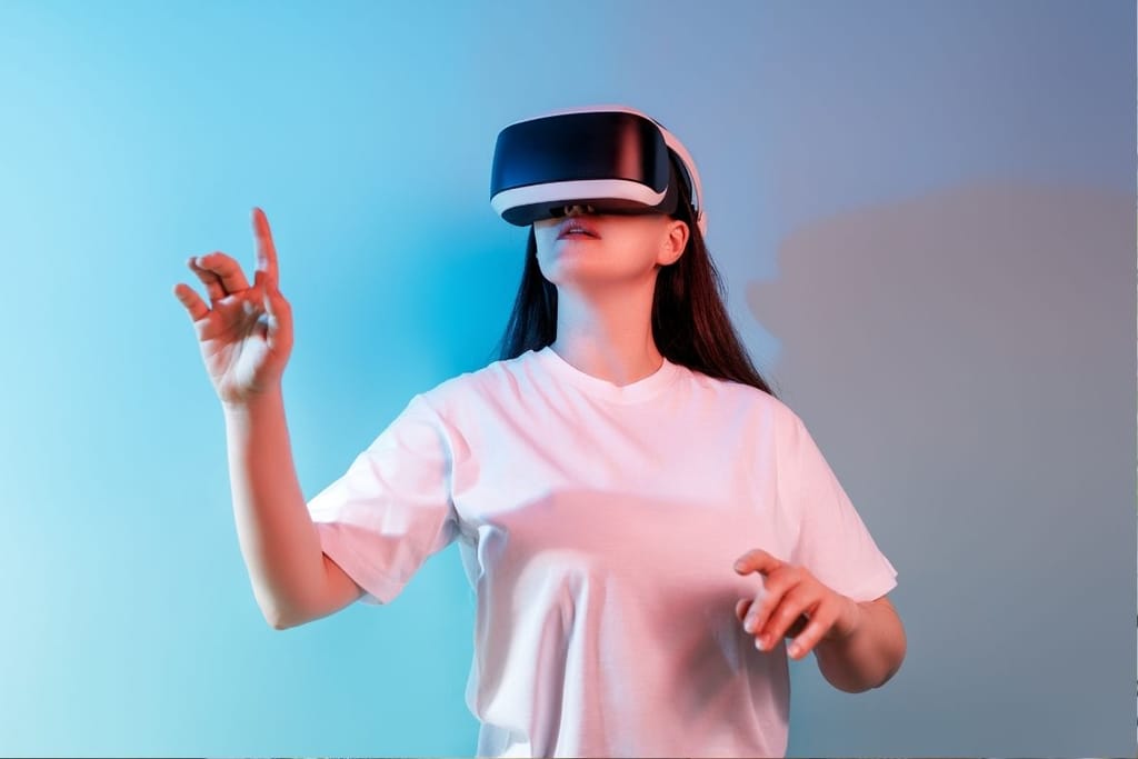 Nainen virtuaalitodellisuuslasit päässä ojentaa kättään ilmaan – esimerkki VR-kokeen liikkeentunnistuksesta