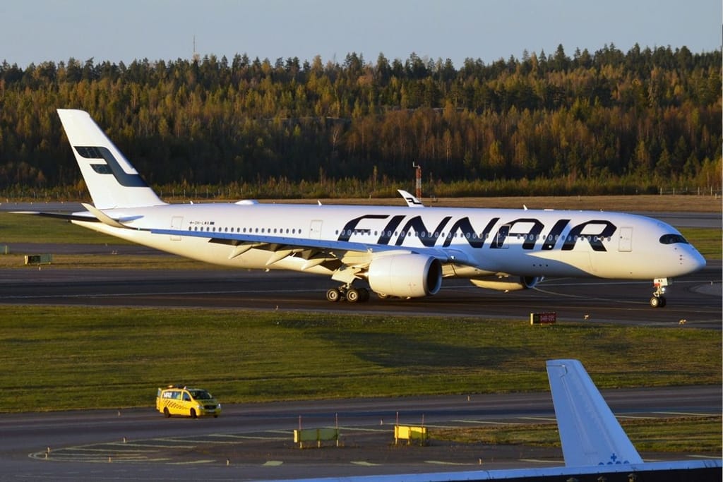 Finnairin Airbus A350 rullaamassa Helsinki-Vantaan kiitotien varressa