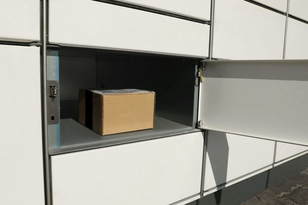 Verkkokauppapaketti odottaa noutoa pakettiautomaatissa