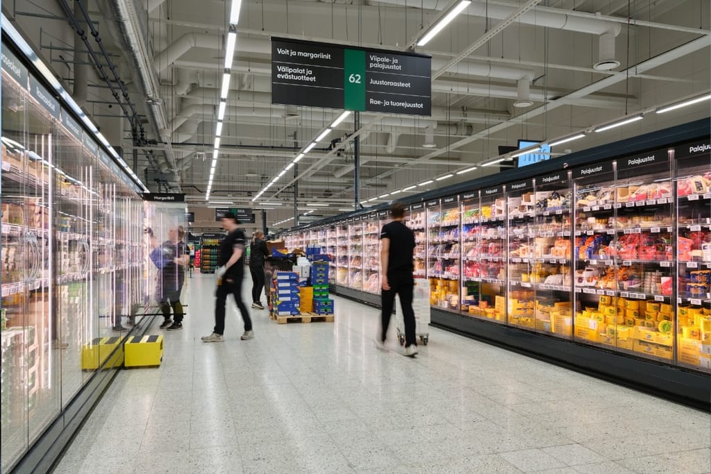 Tampereen Kalevan Prisman uudistettu kylmäosasto, jossa on pitkät rivit juusto- ja maitotuotteiden kylmäkaappeja.