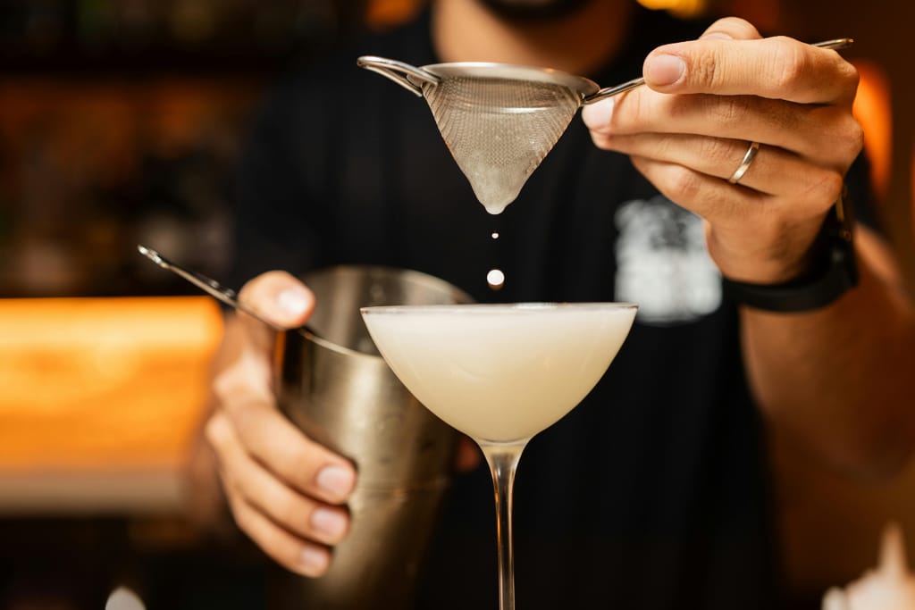 Baarimestari valmistamassa drinkkejä.