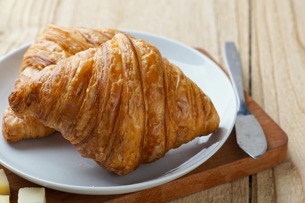 Lautasella kaksi croissanttia.