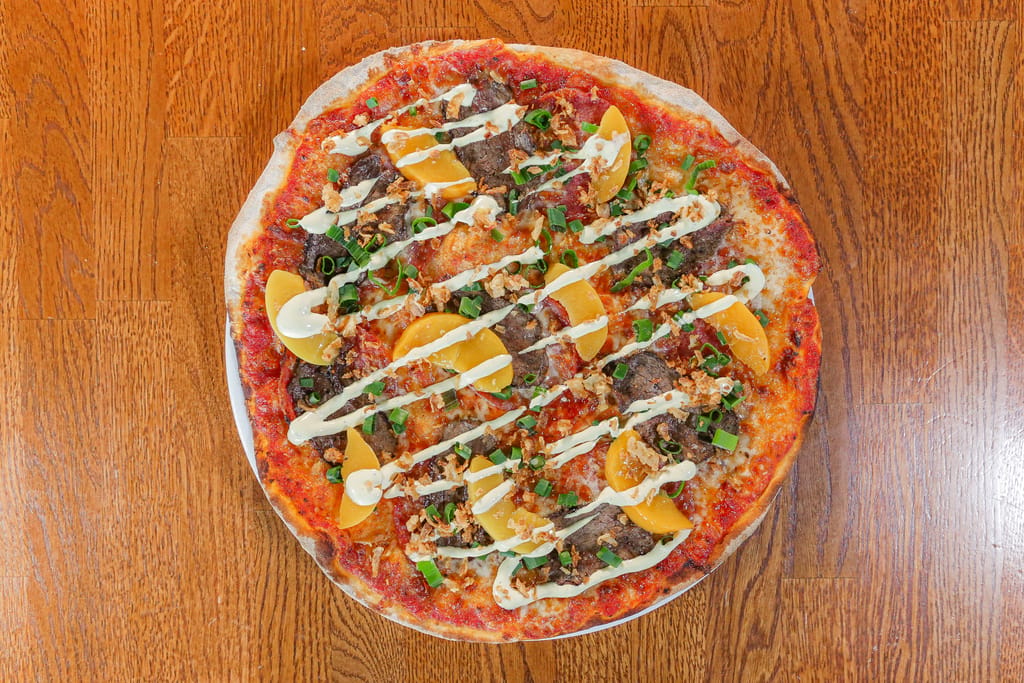 Cup & Pint- ravintolan SYÖ!-annos. Pizza, jossa mm. naudan fileetä, persikkaa ja kastiketta.