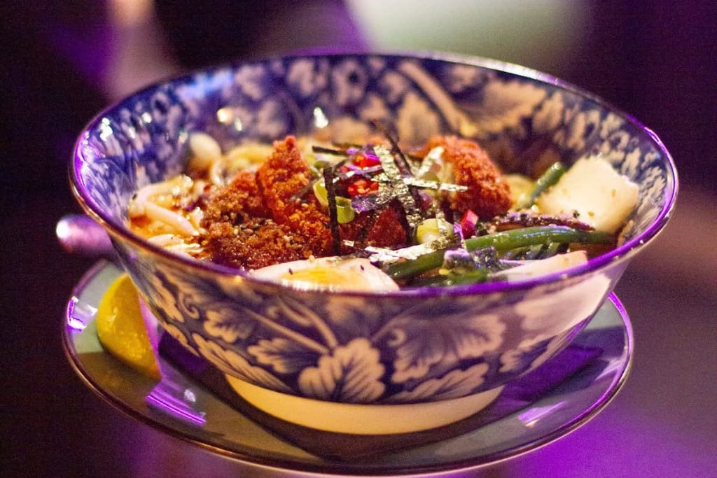 Funky Woo -ravintolan tonkatsu-annos kulhossa.