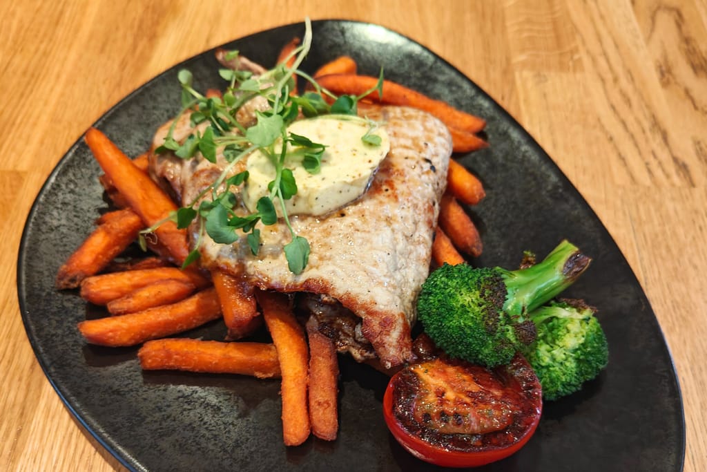 Gastropub Löydän SYÖ!-annos. XL lehtipihvi, bataattiranskalaiset ja maustevoi.