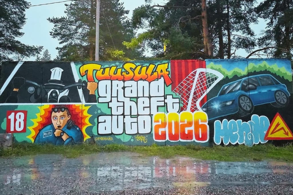 Graffititaiteilija Henden GTA Tuusula 2026 -teos kuvaa poliisiautoa ja mopoa Tuusulan urheilupuiston graffitiseinällä