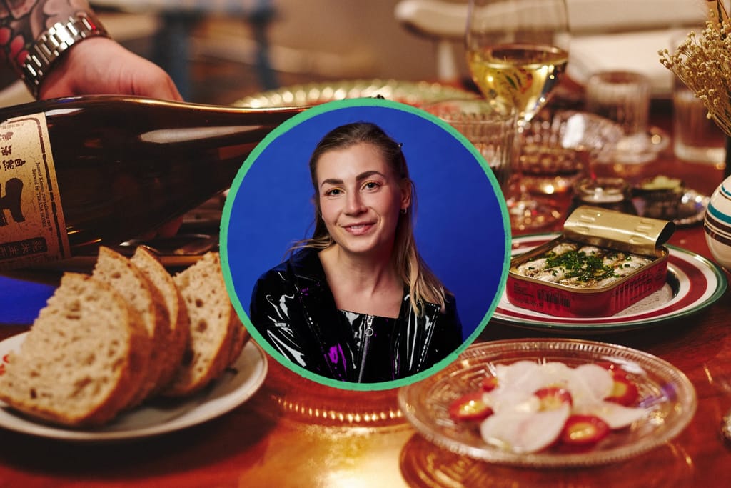 Taustalla ravintola Luovuus Kukkii Kaaoksesta -kuva, edessä kasvokuva Karoliina Tuomisesta.