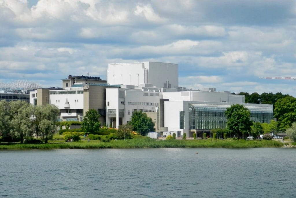 Kansallisoopperan rakennus Töölönlahden rannalla helsingissä